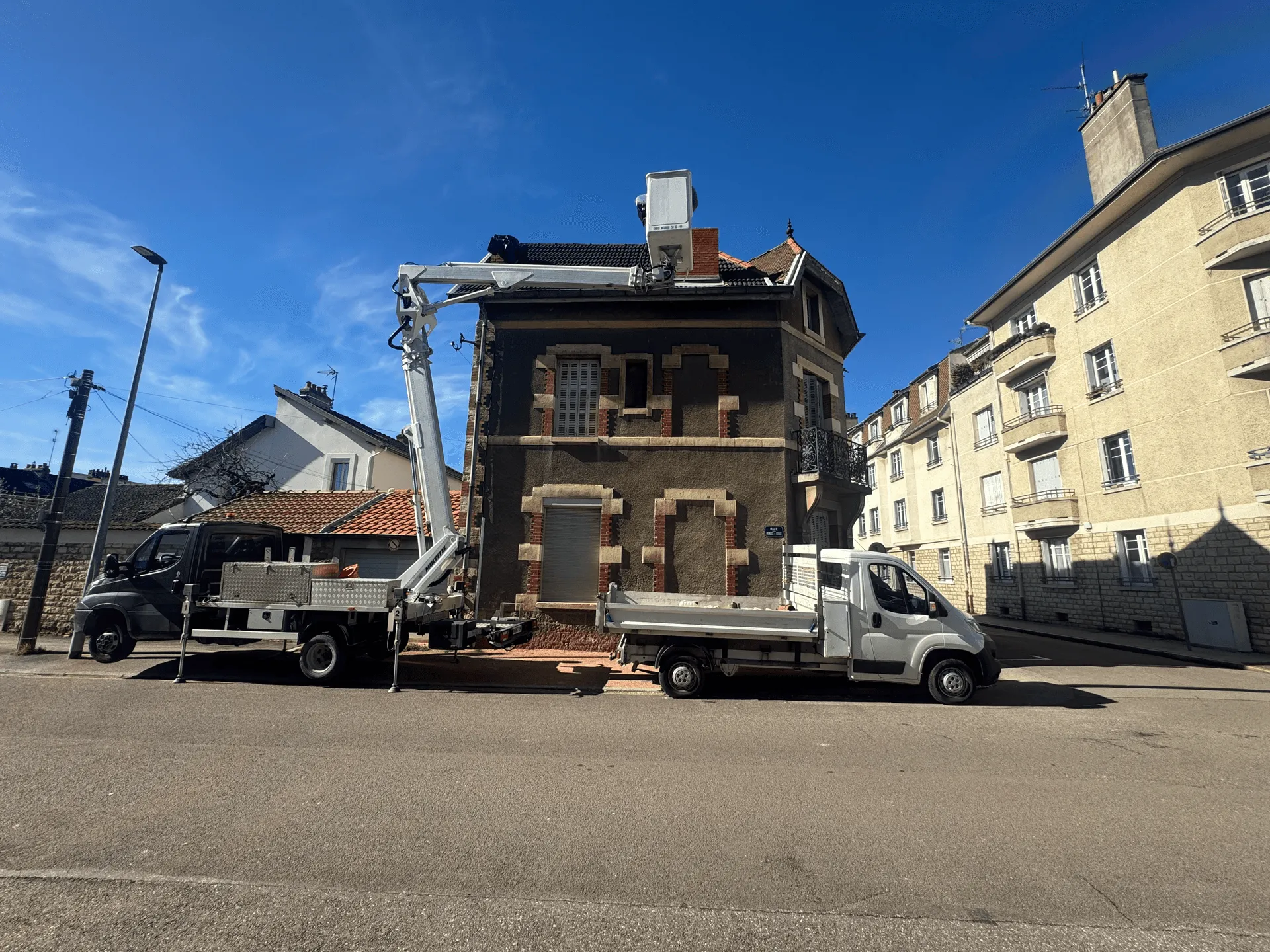 Nacelle installée au pied d’une maison en cours de réfection de toiture à Dijon